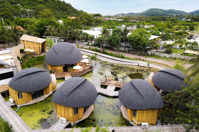 Casco de tartaruga inspira projeto de cabanas na Tailandia Sarawoot Jansaeng Aram Dersyn Studio Co x