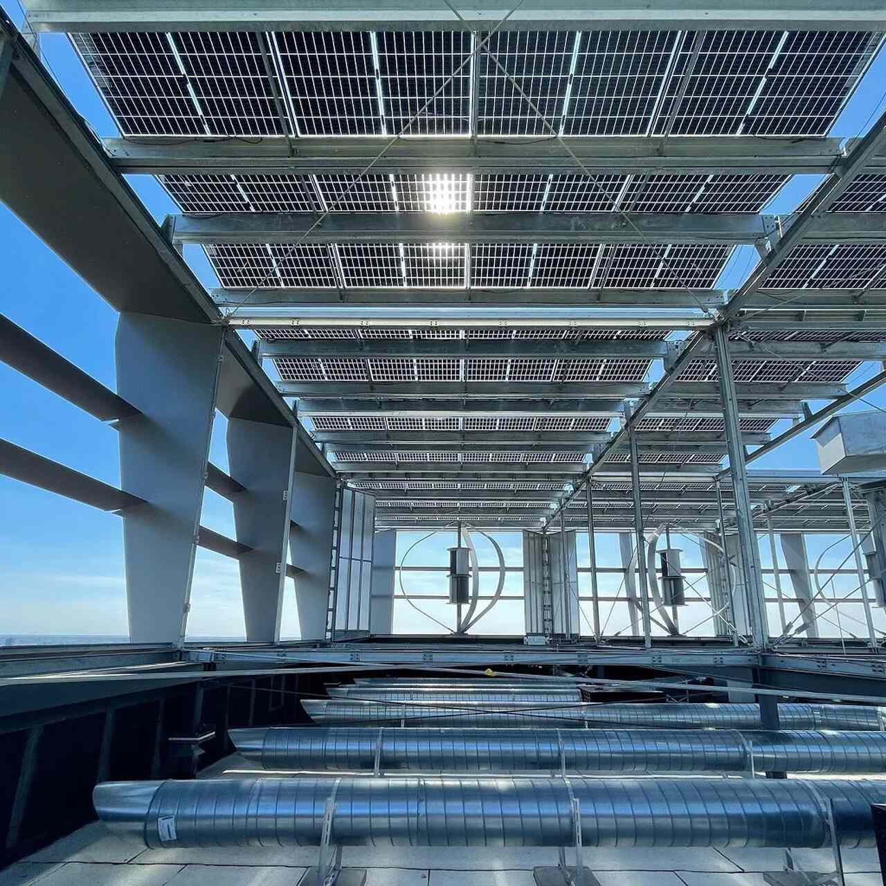 Os painéis solares do sistema geram energia de ambos os lados Foto Ibis Power Easy Resize com