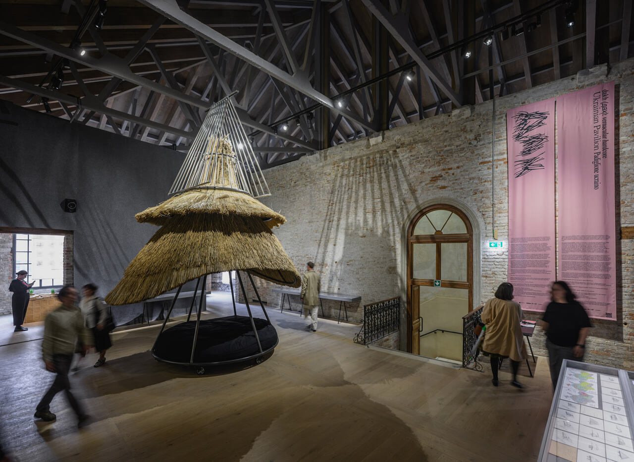 the ukrainian pavilion at the venice biennale presents a parallel between vernacular and emergency architecture Easy Resize com