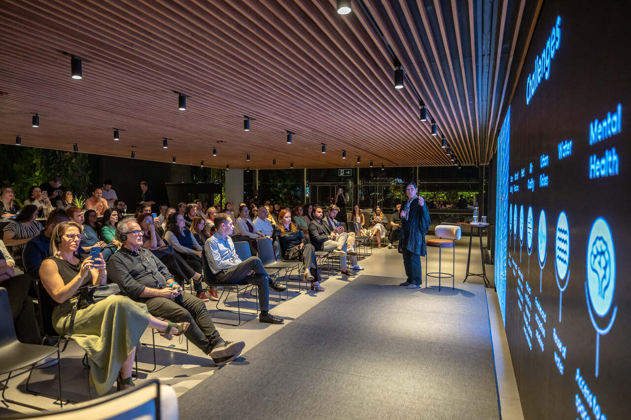 Diretora Geral da Perkins Will Los Angeles Jean Mah trouxe diferentes detalhamentos sobre projetos do escrito #rio no mundo Foto Nando Federice Easy Resize com