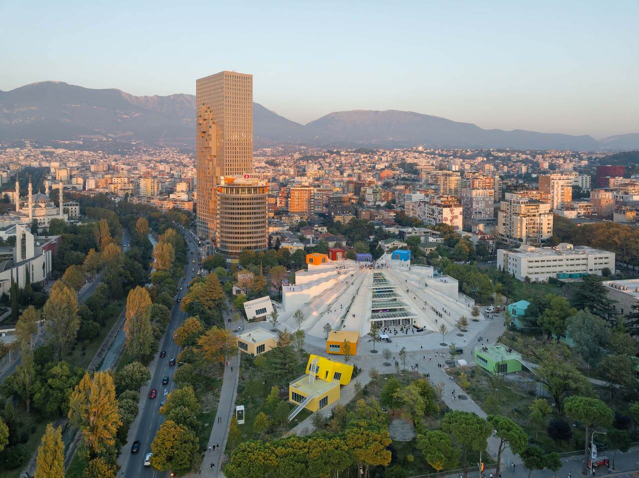 MVRDV Pyramid of Tirana © Ossip van Duivenbode() Easy Resize com MVRDV Pyramid of Tirana © Ossip van Duivenbode() Easy Resize com